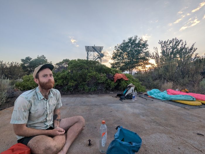 Campos de campamento en la torre de comunicación