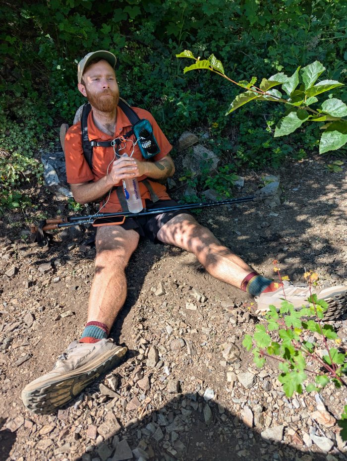 Descansa en una pequeña fuente de agua a lo largo de la cresta