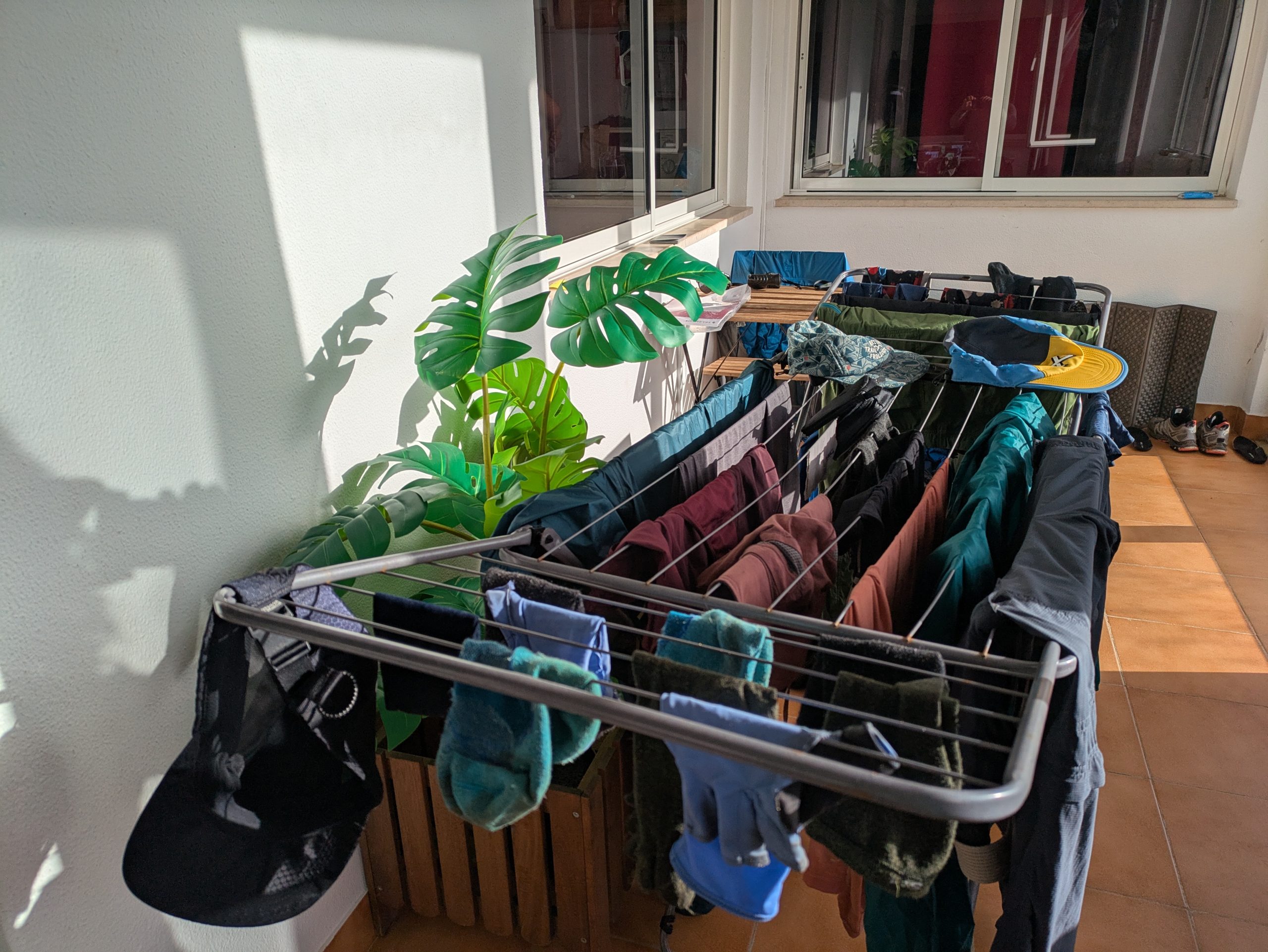 Camisa con equipo y zapatos de senderismo en el apartamento, después de la lluvia de la lluvia 1 en la carretera en Portugal en Portugal.
