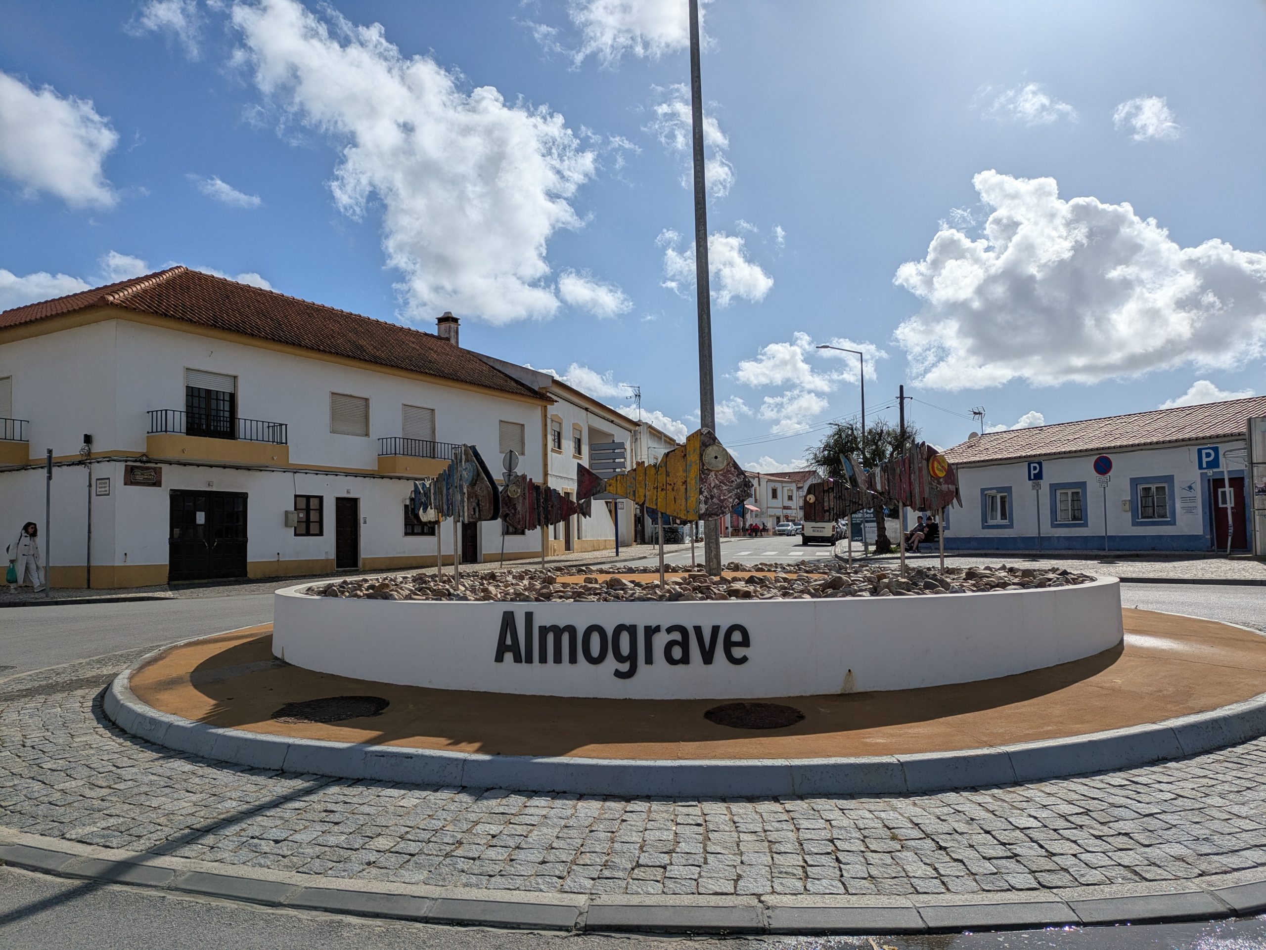 Señales de la ciudad para la red en ronda, marcando el pueblo de la costa a lo largo del aumento de la boda en Portugal.