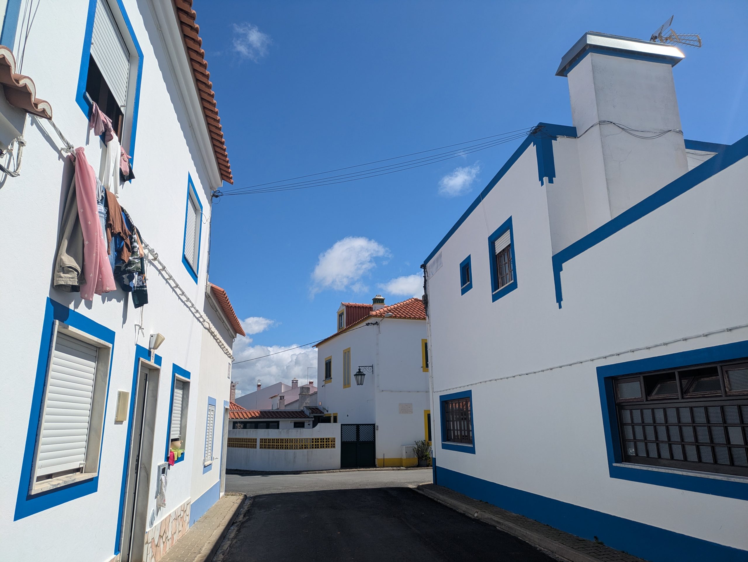 La vista del edificio blanco con un jabón azul y amarillo en Cavaliriro, Portugal, a lo largo de la pista 3. 