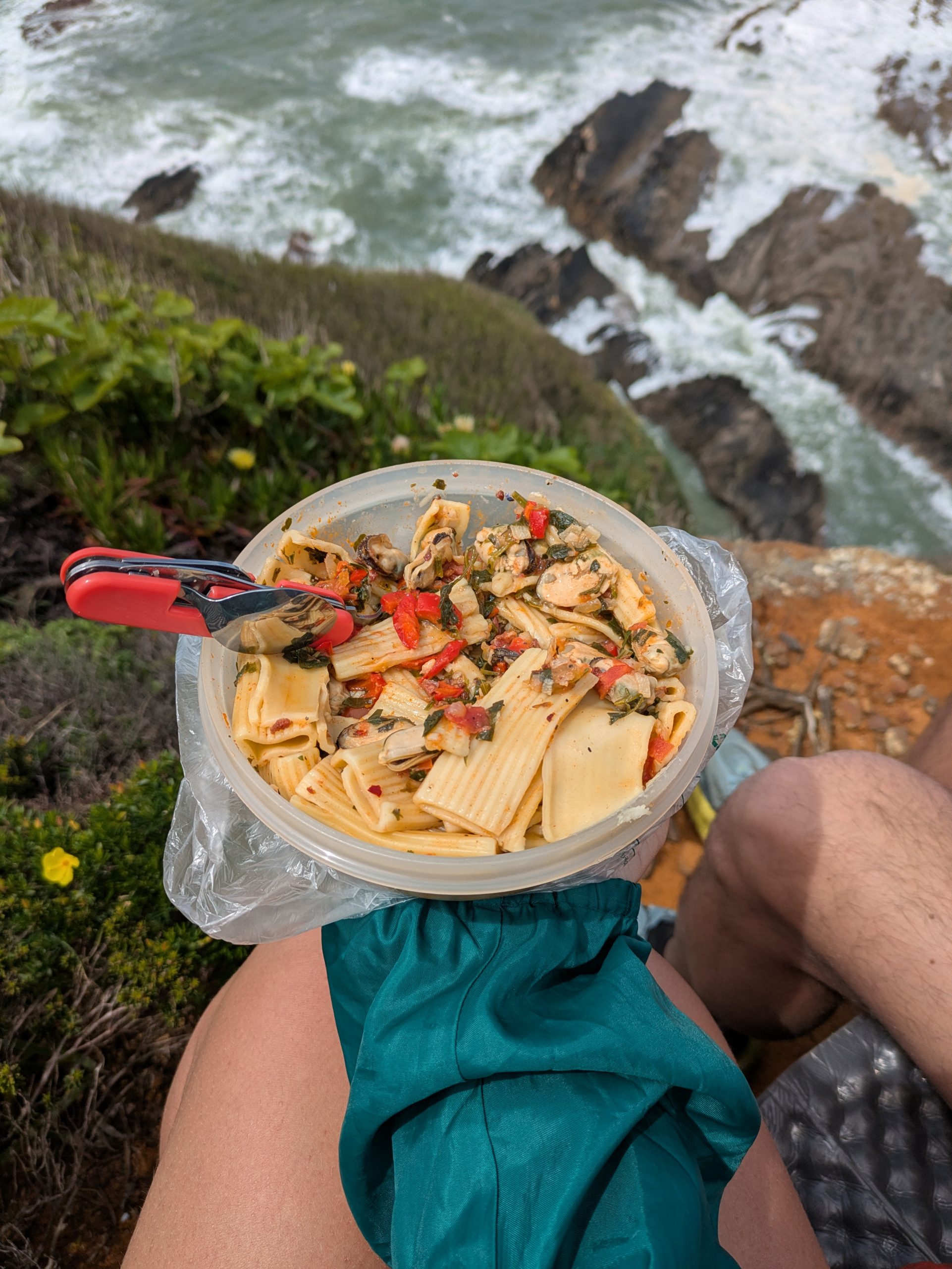 Almuerzo en la costa y la estela de la mano derecha y la pasta, dirigido por el día en Portugi Portugi 3 Cerrar Cavaliroiro.