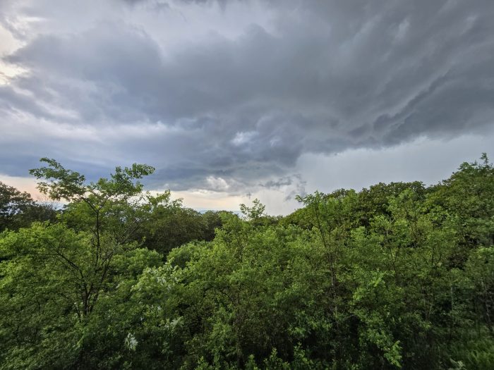 Las nubes de la tormenta en la montaña verde 