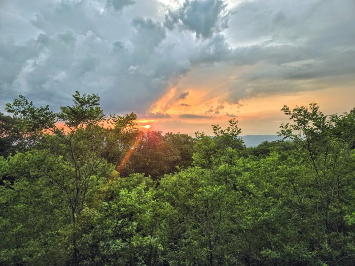 El sol rojo del sol después de una tormenta