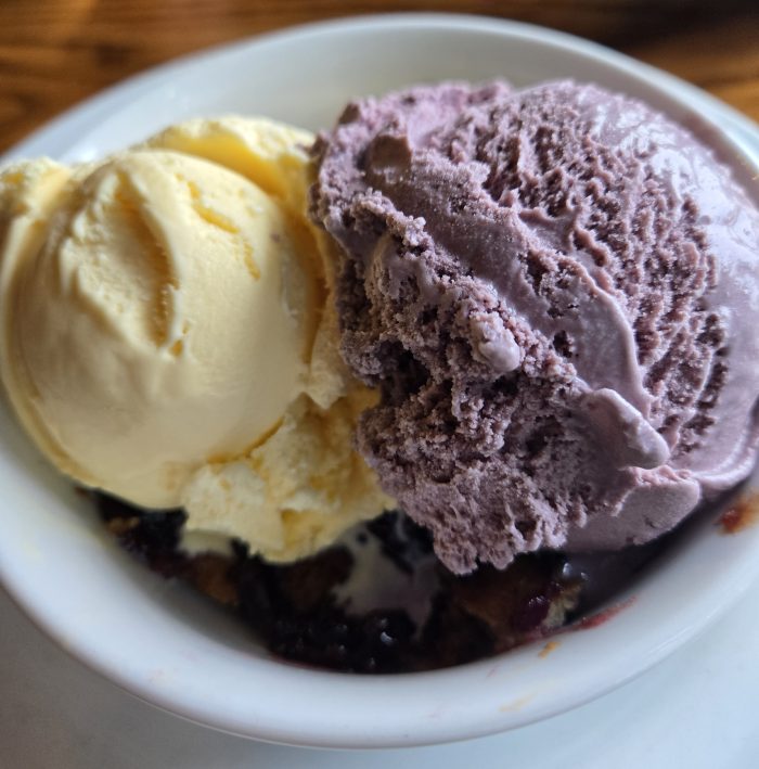 Dos cucharadas de helado, una de la vainilla y una de las blackberry