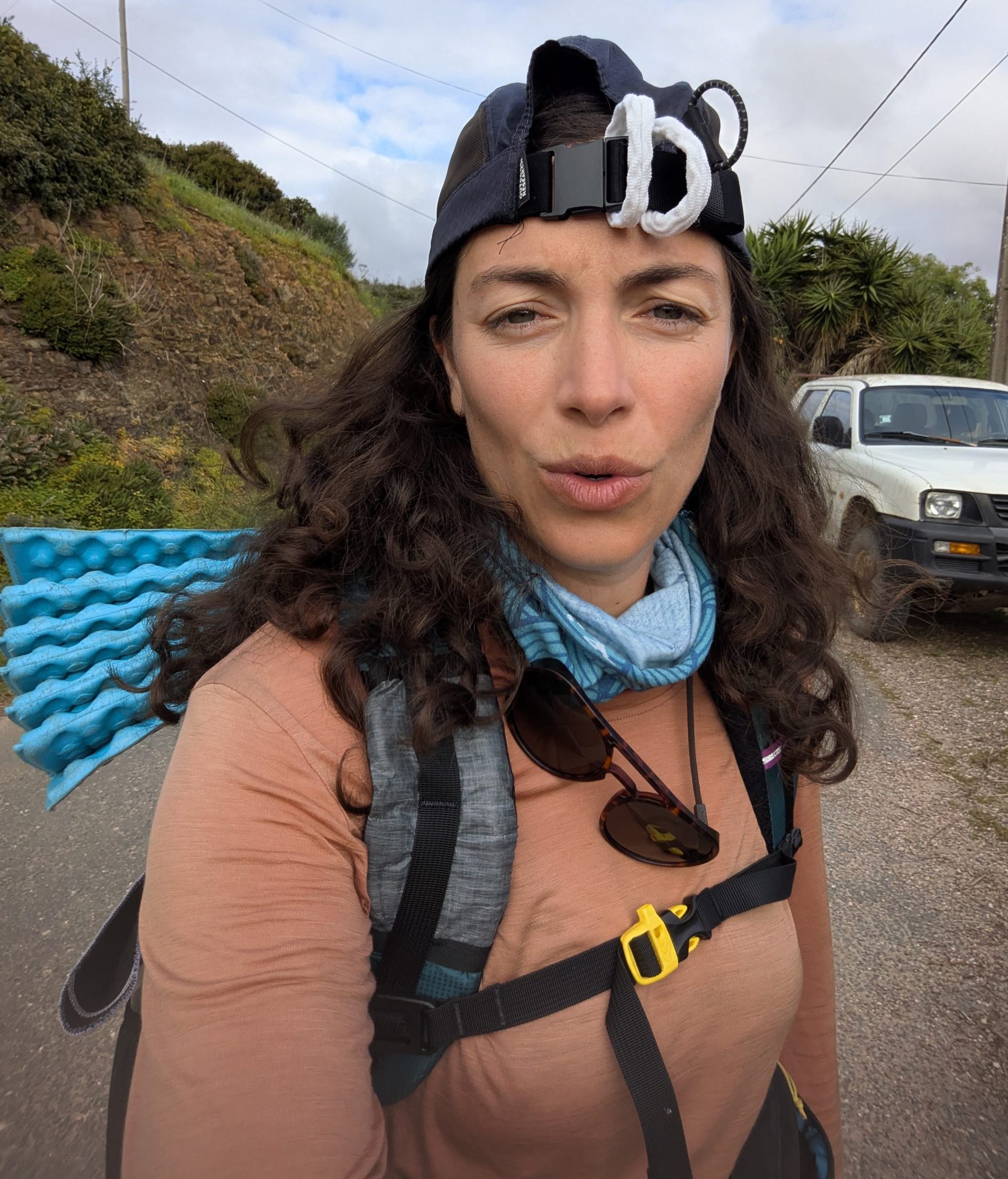 Cierre de la flash lenta, cansada sonriendo después de un largo día en el sendero cuando los pescadores en Portugal.