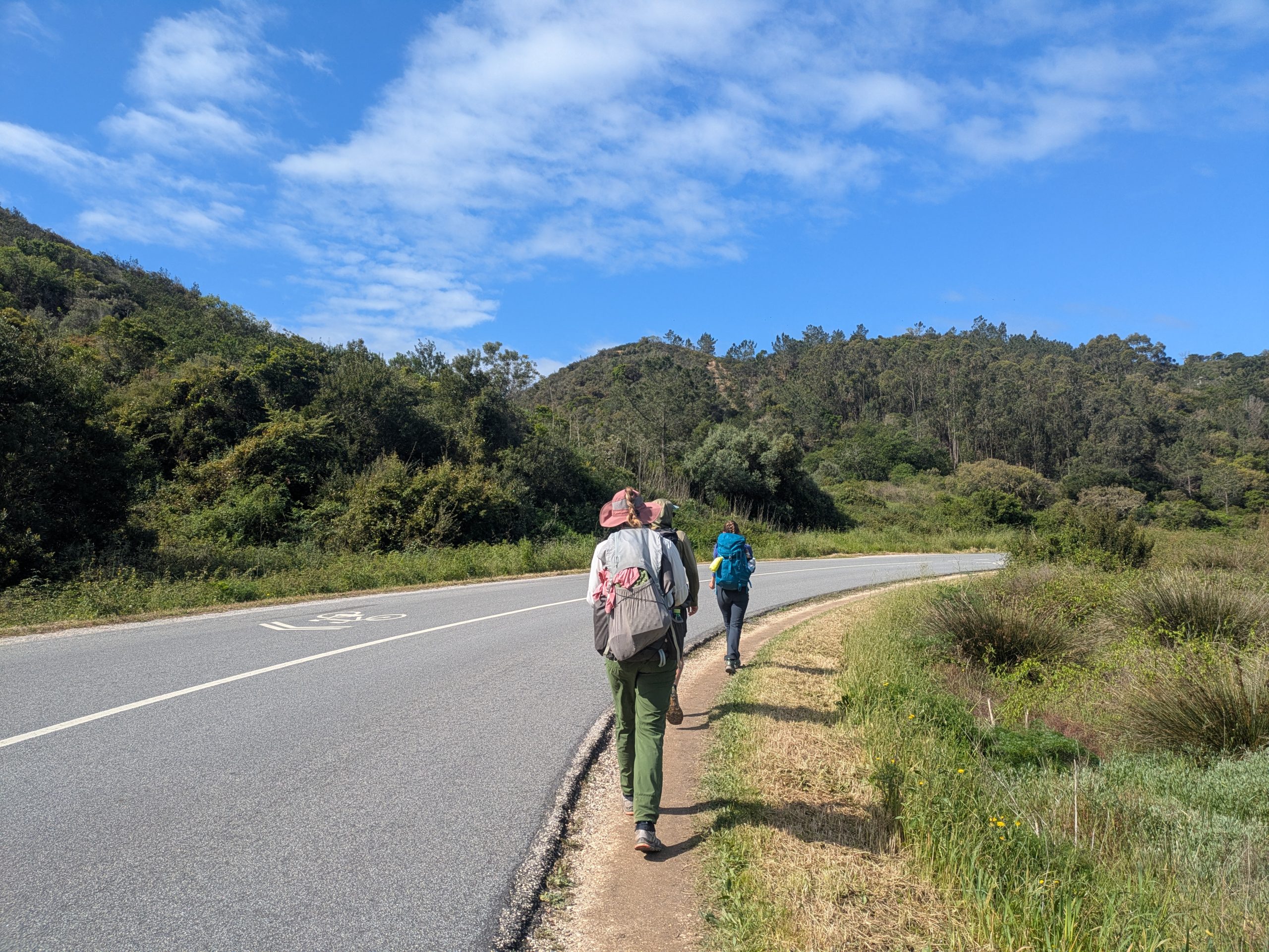 Camine por las concurridas carreteras por encima del Odéixe en la fecha de la playa de 5 Portugal Passman, vaya a Aljezur.