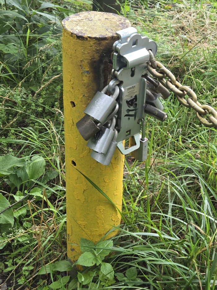 Publicación amarilla con cadenas locas para usar algunos candados