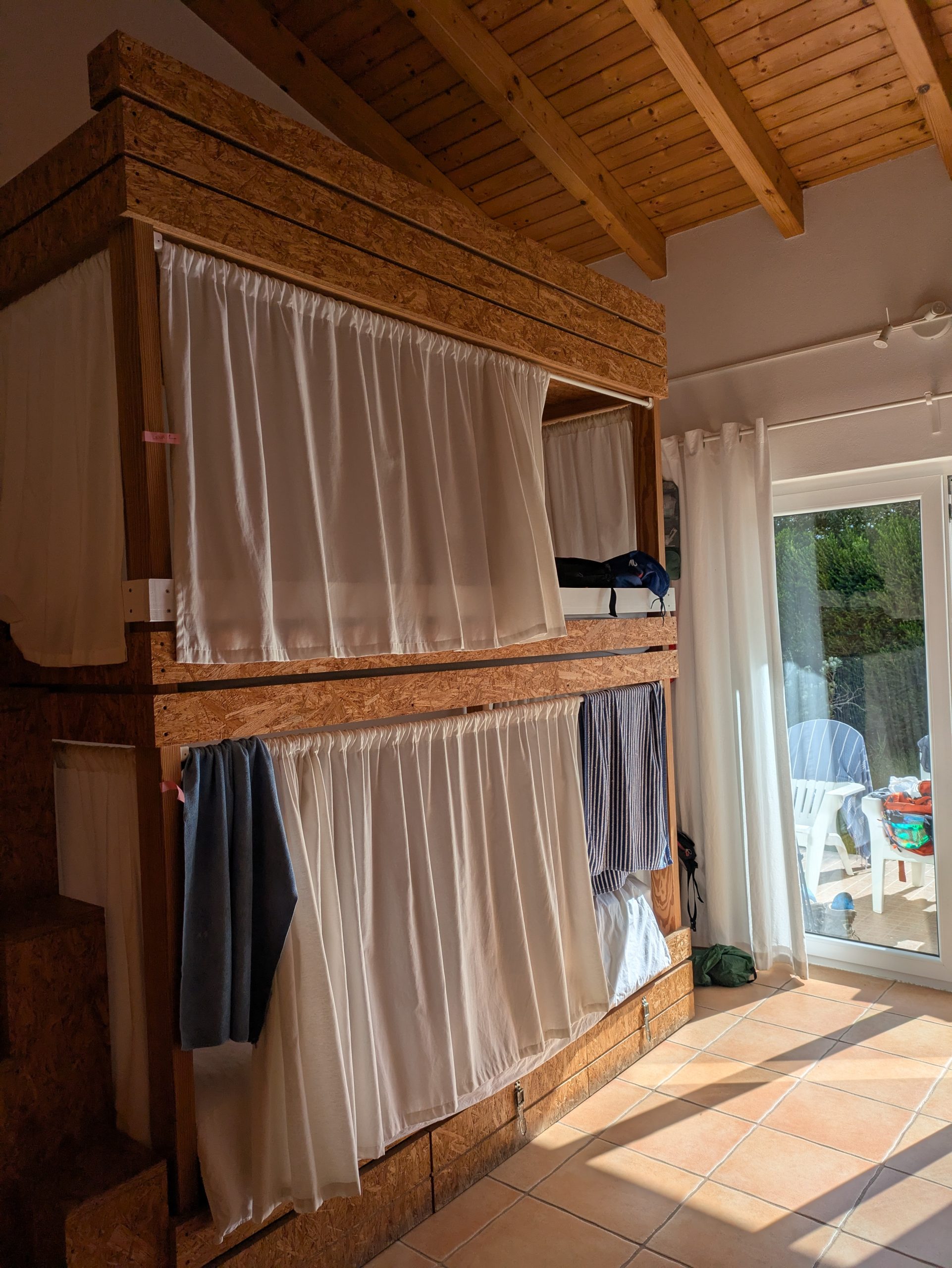 Organización de un dormitorio de 4 dormitorios en extinción del albergue en Aklivana y Curtavatif y Shop Individual.