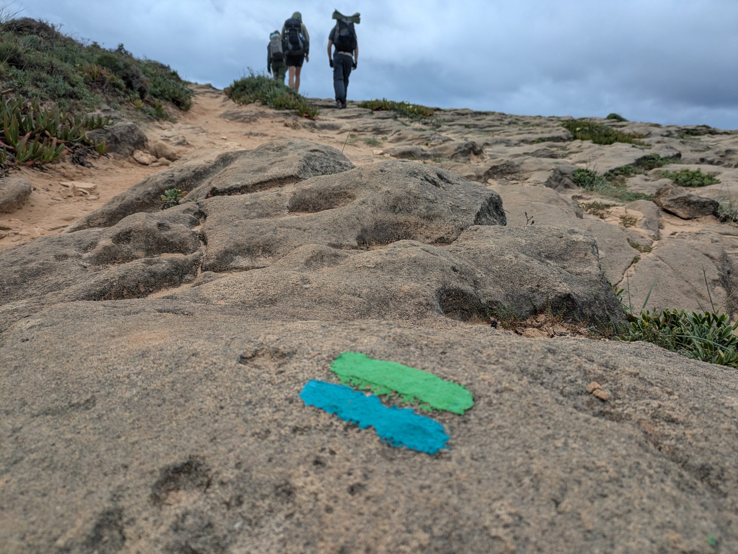 Candals L Blue and Green se traduce en un poste de madera a lo largo del camino de los pescadores en Portugal, que liberan a los excursionistas a lo largo del camino costero protegido.