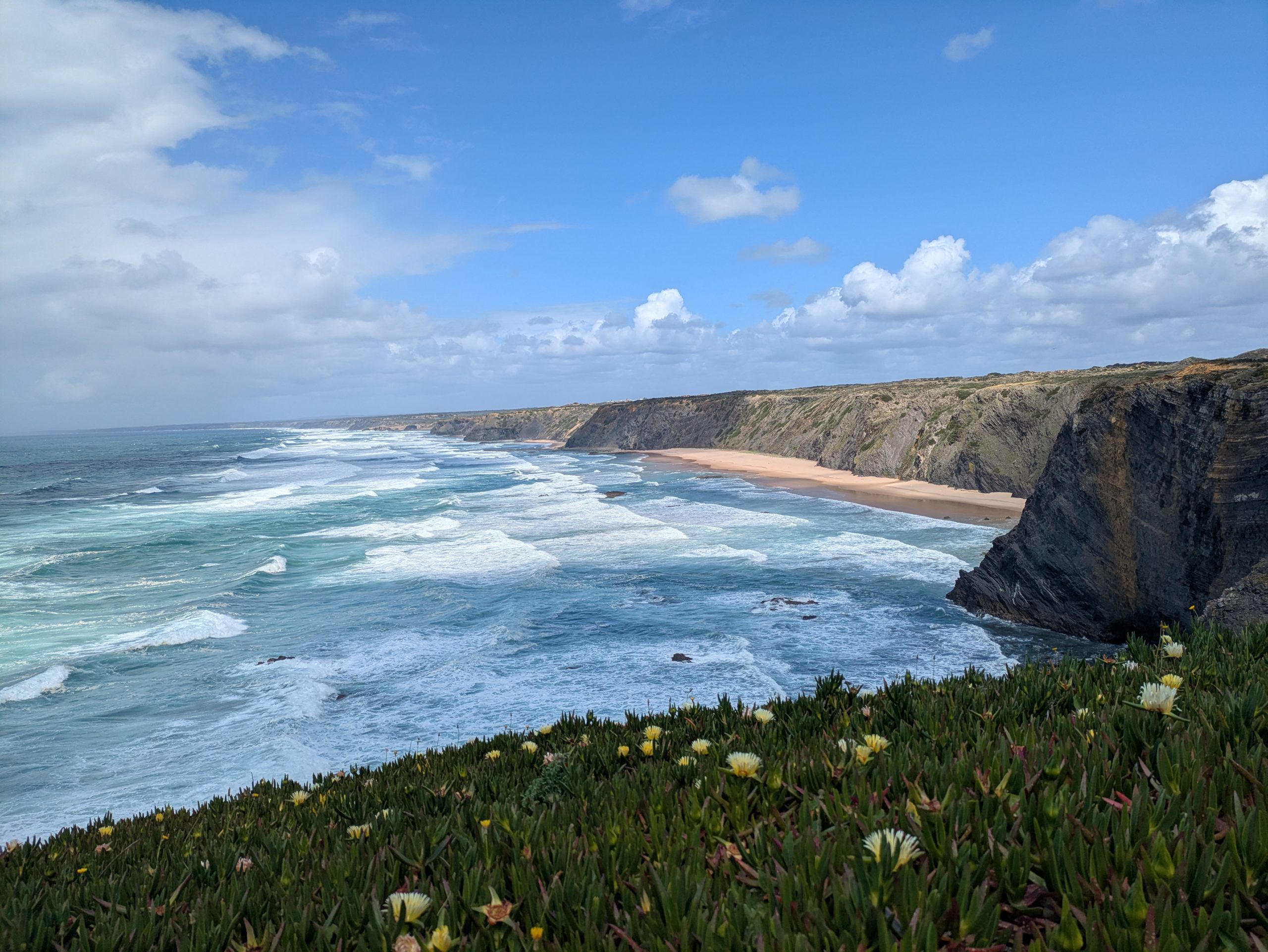 Paisaje escórico de Portugal y Portugal utilizando las Giras en Letridge, un acantilado dramático y el Océano Atlántico se extiende el camino