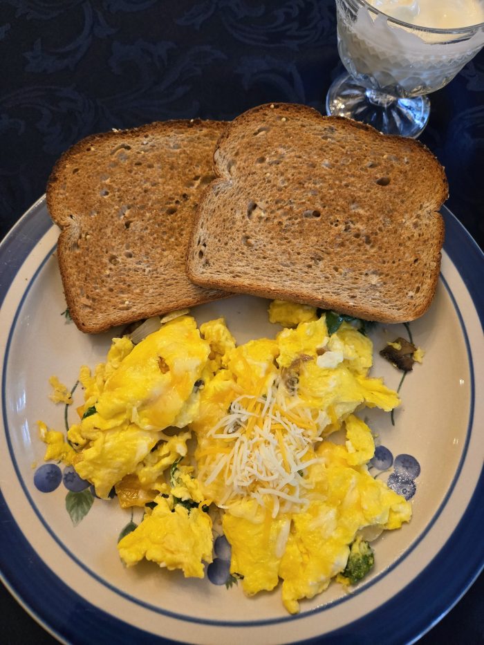 Huevos enviados con verduras y queso derivados de tostadas 