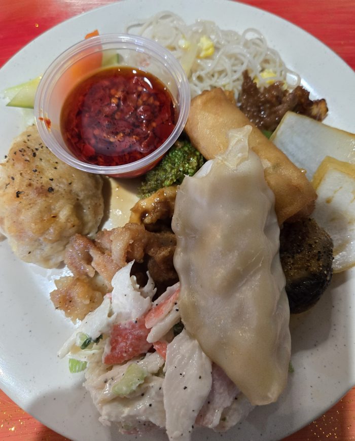Un plato lleno de comida china 