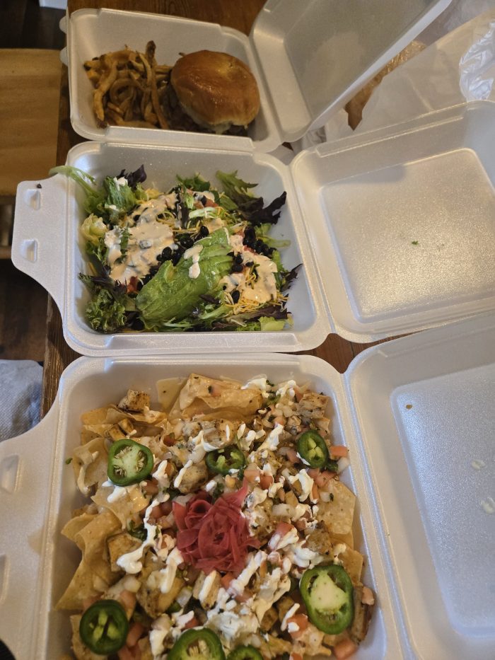 Tres para tomar contenedores de comida, hamburguesas, ensalada y nachos