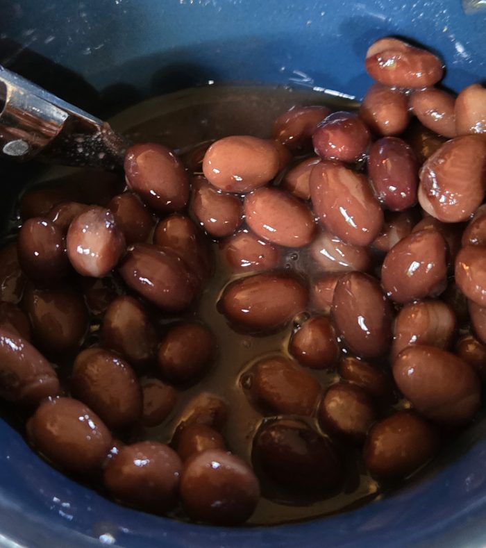 Cerca de los frijoles negros en el tazón azul