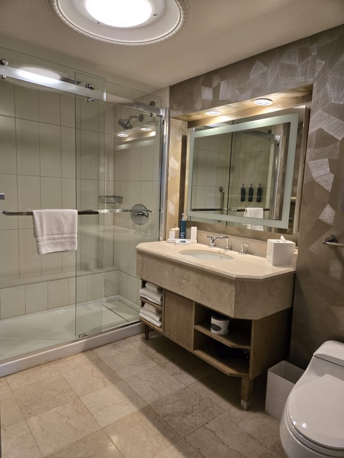 Baño pocos baño y lavabos y enormes caminatas en la ducha