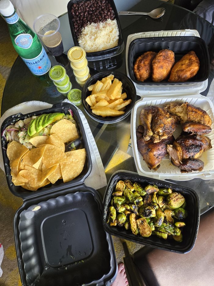El didi peruano incluye pollo, flores, arroz, frijoles, calor y agudo