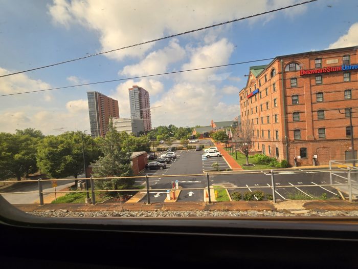 Ver la Universidad de Delaware a través de las ventanas de trenes 