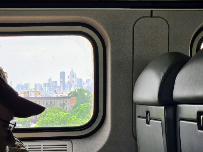 New York Sku Sku Ski parece a través de ventanas de tren