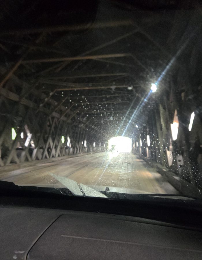 Luces fuertes en grietas en un puente cubierto