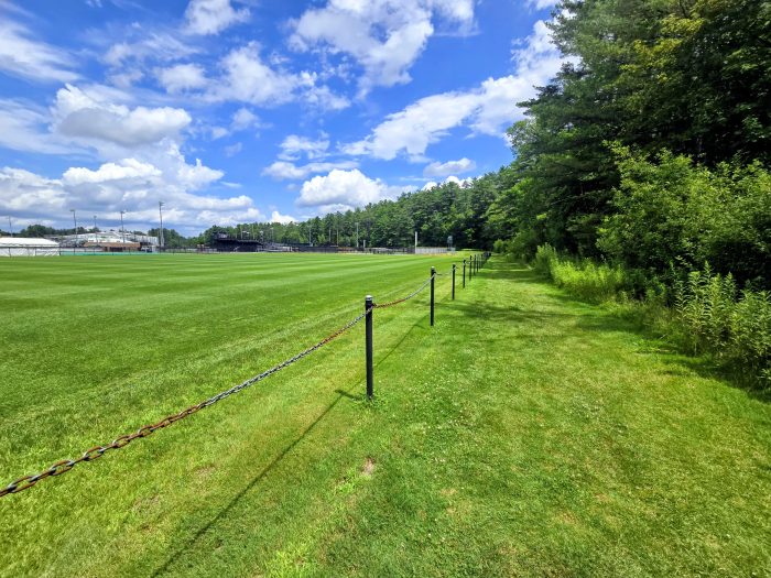 Un gran campo de pelota y un sendero corriendo en el lado derecho