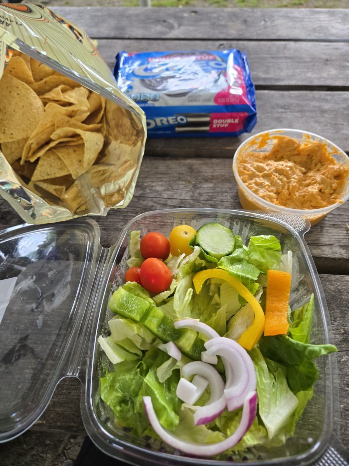 Ensalada verde, ensalada de pollo y galletas
