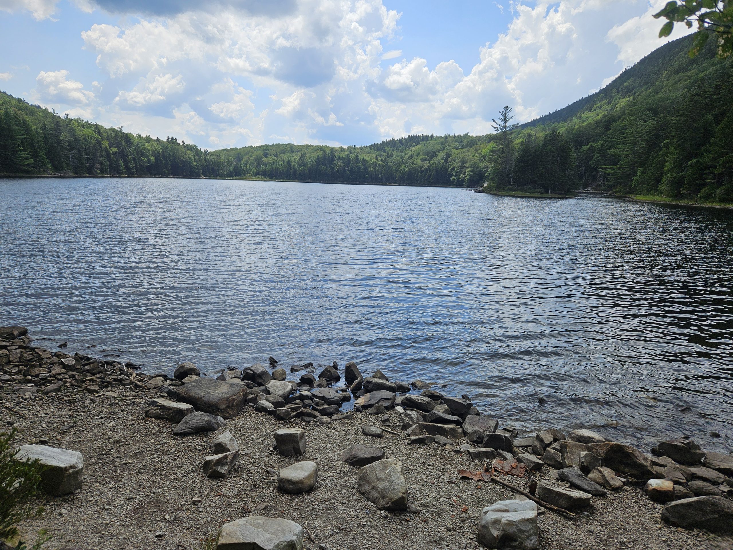 This lovely pond is easily accessible as a one -day walk, so it is a popular destination for the locals. 
