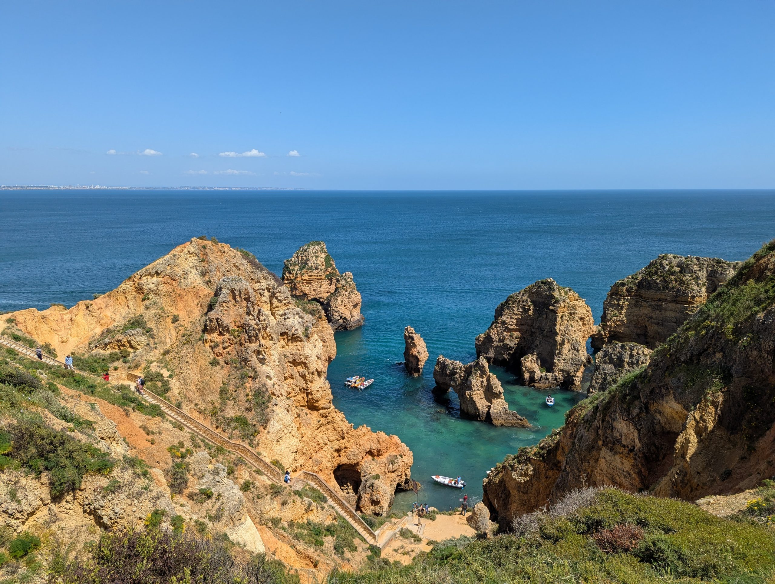 Stock -limestone cliffs and sea arches in Ponta da Piede