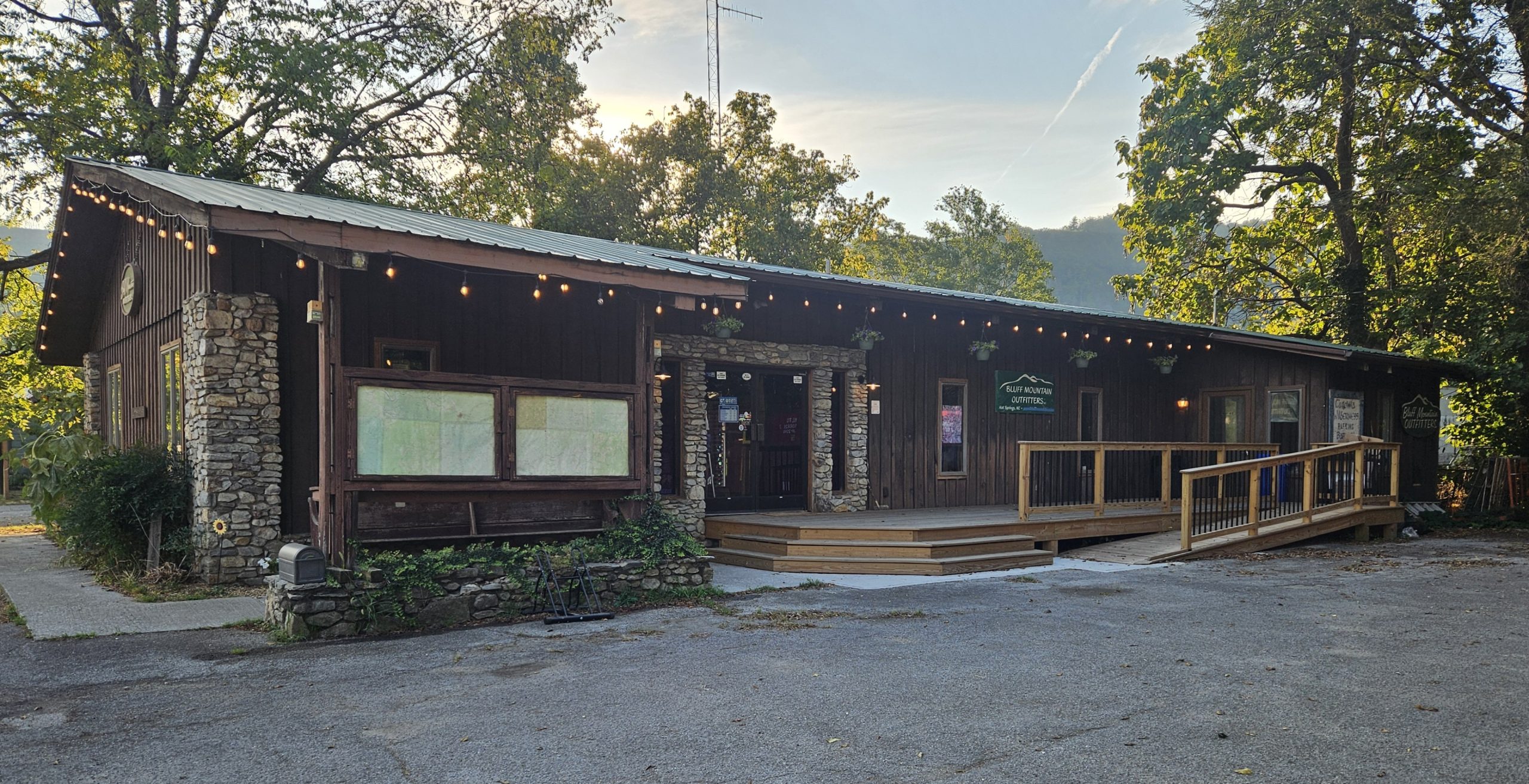 Este es el nuevo hogar de Bluff Mountain Outfitters.