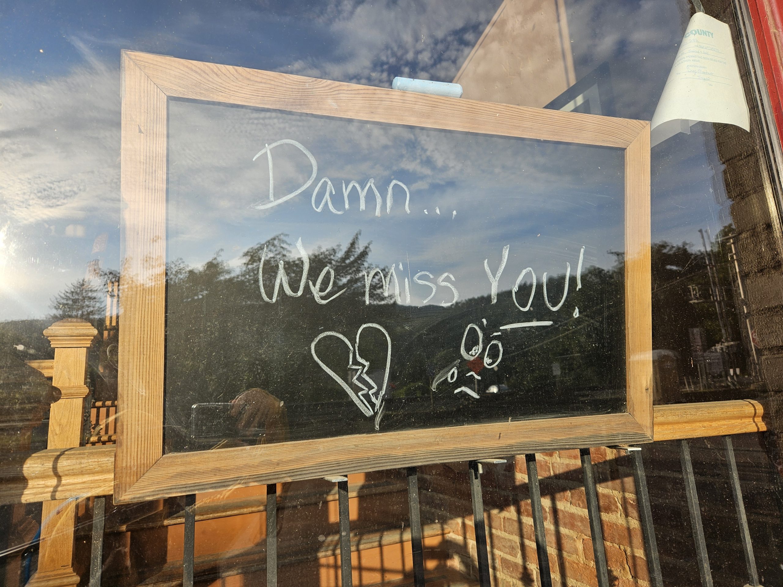 Algunos negocios son reconstruidos, como la estación de caballos de hierro, el café con esta señal de la ventana de la ventana. 